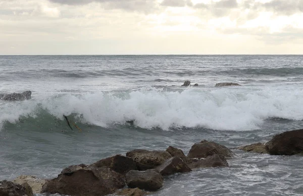 Mar Tempestuoso Durante Uma Tempestade Perto Paphos Chipre Ondas Colidem — Fotografia de Stock