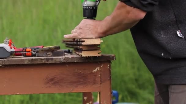 Trabajador Manual Intenta Perforar Una Barra Lado Barra Para Crear — Vídeos de Stock