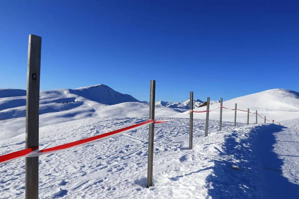 Obertilliach Χιονοδρομικό Κέντρο Στο Συνολικό Μπλε Ουρανό Και Ζεστό Ήλιο — Φωτογραφία Αρχείου