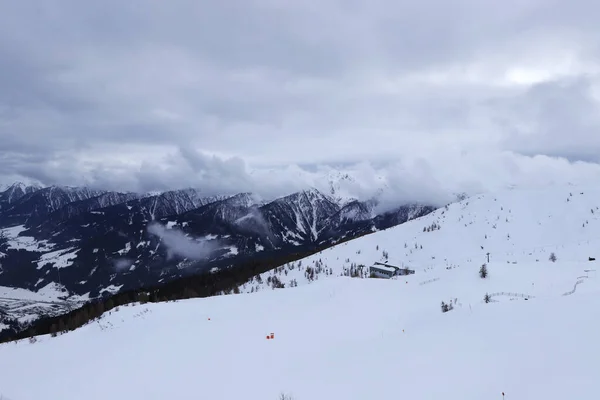 滑雪胜地Sillian Thurntaler与奥地利 意大利阿尔卑斯山的一次伟大经历 为儿童和成年人提供了一个漂亮的滑雪场 在雾气中消失的青山山峰 — 图库照片