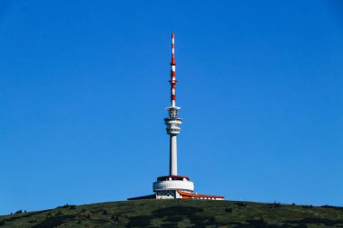 Gözcü kulesi ve televizyon vericisi övgü topladı. Çek Cumhuriyeti 'nin kuzey Moravya' daki Hruby Jesenik 'in en yüksek dağı. Her yönden manzaralı, çıplak bir tepede duruyor..