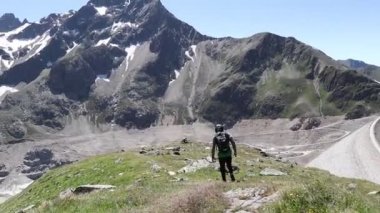 Genç adam Avusturya Alplerinde Neunerkogel dağıyla tanışır. Sergide Kuhtai köyü yakınlarındaki Finstertal Barajı 'nın güzel manzaraları yer alıyor. Güzel ve pitoresk Tyrol