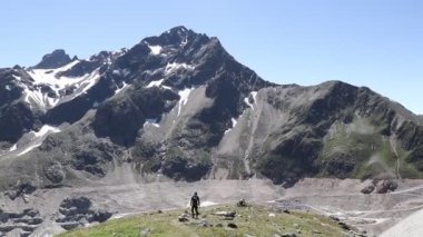 Genç adam Avusturya Alplerinde Neunerkogel dağıyla tanışır. Sergide Kuhtai köyü yakınlarındaki Finstertal Barajı 'nın güzel manzaraları yer alıyor. Güzel ve pitoresk Tyrol