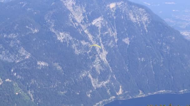 Young Parachutist Flies Austria Most Famous Village Hallstatt Ran Krippenstein — Stock Video