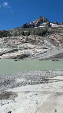 İsviçre Rhone Buzulu ve İsviçre Rhone buzulu, buzulların erimesini önler. Alp Vadisi 'nde güneşli bir gün. Bernese Alplerinin yeri, İsviçre Alpleri 