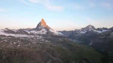 Matterhorn Dağı Tepesi 'nin Doğal Manzarası. İsviçre Alplerinin Doğa Manzaraları, Avrupa Seyahat Tatili, Matterhorn Tepesi İsviçre 'nin Zermatt kentindeki Stellisee Gölü' ne yansıdı. 