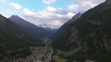 İsviçre Alpleri 'nin sinematik hava aracı görüntüleri. Karla kaplı tepeler, yeşil vadiler ve çarpıcı 4K 'da yakalanmış dramatik dağ manzaraları. Seyahat, doğa ve manzara projeleri için ideal