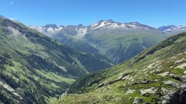 İsviçre Alpleri 'nin sinematik hava aracı görüntüleri. Karla kaplı tepeler, yeşil vadiler ve çarpıcı 4K 'da yakalanmış dramatik dağ manzaraları. Seyahat, doğa ve manzara projeleri için ideal