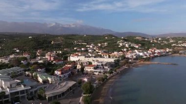 Girit adasındaki gökyüzü manzarası masmavi suyla, Yunanistan, Avrupa, Girit 'in güneyinde güzel, egzotik bir ada, inanılmaz Altın Sahili, adanın en güzel ve en iyi plajları