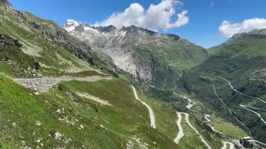 Güzel dolambaçlı yol, İsviçre Alplerindeki Furkapass 'a giden yolun havadan görünüşü, Kanton Wallis, dağ yolu. Rhone Buzulu 'nun buzsuz yatağı, Alp Panoraması, İsviçre manzarası.