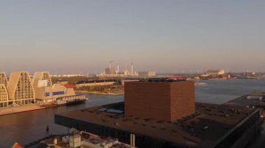 Aerial View Danimarka 'nın başkenti, İnanılmaz Tarihi Şehir Merkezi. Kopenhag 'ın eğlence bölgesi. Kanal birçok tarihi ahşap gemiye ev sahipliği yapar. Yukarıdan hava görüntüsü. Panorama görünümü