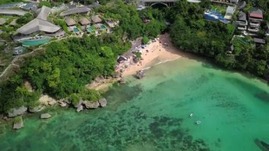 Terastaki yeşil pirinç tarlası, Tegallalang köyü yakınlarındaki güzel pirinç terasları, Ubud, Bali, Endonezya. Pirinç tarlalarının havadan görünüşü, Bali 'deki yemyeşil çeltik pirinç tarlası. 