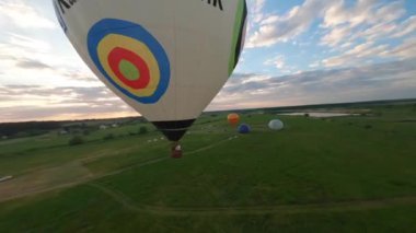 Kyiv, Ukrayna - 05.23.2021: İnsanlarla açık havada sıcak hava balonları. Hava manzaralı arka planda renkli balonlar. Yaz tatili. Sıcak hava balonu sabah uçuyor..