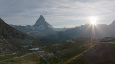 Matterhorn Dağı Tepesi 'nin Doğal Manzarası. İsviçre Alplerinin Doğa Manzaraları, Avrupa Seyahat Tatili, Matterhorn Tepesi İsviçre 'nin Zermatt kentindeki Stellisee Gölü' ne yansıdı. 