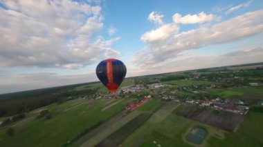 Kyiv, Ukrayna - 05.23.2021: İnsanlarla açık havada sıcak hava balonları. Hava manzaralı arka planda renkli balonlar. Yaz tatili. Sıcak hava balonu sabah uçuyor..