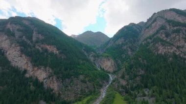 İsviçre Alpleri 'nin sinematik hava aracı görüntüleri. Karla kaplı tepeler, yeşil vadiler ve çarpıcı 4K 'da yakalanmış dramatik dağ manzaraları. Seyahat, doğa ve manzara projeleri için ideal