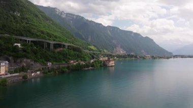 İsviçre Alpleri 'nin sinematik hava aracı görüntüleri. Karla kaplı tepeler, yeşil vadiler ve çarpıcı 4K 'da yakalanmış dramatik dağ manzaraları. Seyahat, doğa ve manzara projeleri için ideal