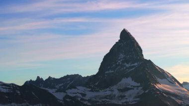Matterhorn Dağı Tepesi 'nin Doğal Manzarası. İsviçre Alplerinin Doğa Manzaraları, Avrupa Seyahat Tatili, Matterhorn Tepesi İsviçre 'nin Zermatt kentindeki Stellisee Gölü' ne yansıdı. 