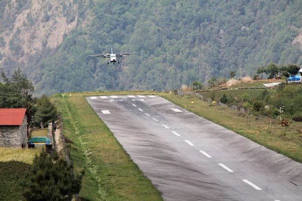 被尼泊尔著名的Lukla机场开枪击中 — 图库照片