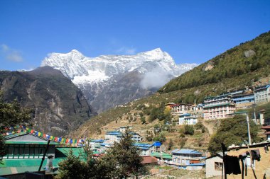 Namche'nın Bazaarı Nepal Everest Basecamp izi ateş