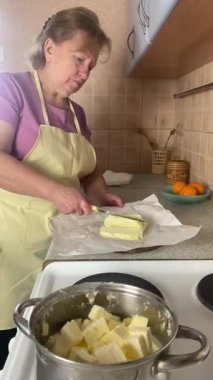 Evde kahve yapmak, eritmek için bıçakla tereyağı kesmek.