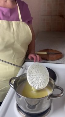 Haşlanmış tereyağını metal bir kaşıkla pişirirken...