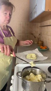 Kahve yapmak için bir tencereye tereyağı koyup kesiyorum.