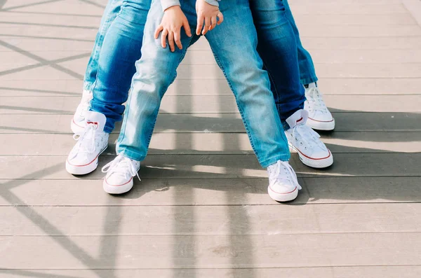 Тимбилдинг, три пары ног в одной обуви и джинсах — стоковое фото