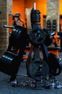 bir deri kemer Halter için bir raf spor tampon diskler için dayanıyor