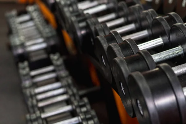 Halters Liggen Een Rij Voorraad Rek Sportschool — Stockfoto