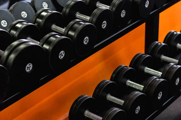 üst üste stok raf üzerinde halter yalan