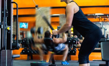 siyah dar pantolonlu seksi booty genç bir kızla bir spor salonunda spor yapan