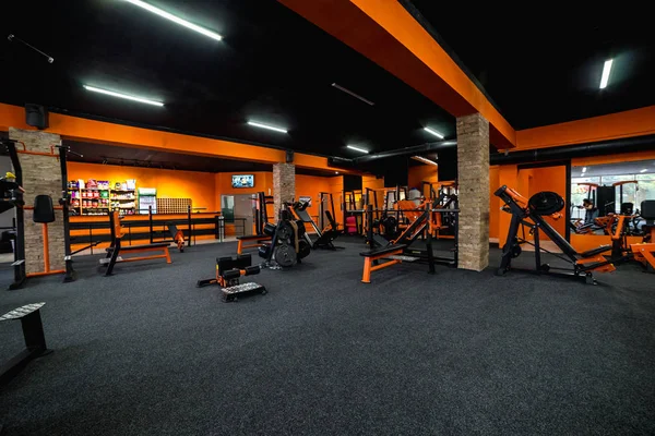 Sportschool Met Fitnessapparatuur Donkere Vloer Plafond Heldere Oranje Muren — Stockfoto