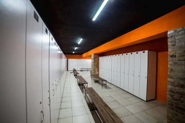 Spor Kulübü, beyaz kasa odaları ile soyunma odasında, banklar doğal ahşaptan yapılmış.
