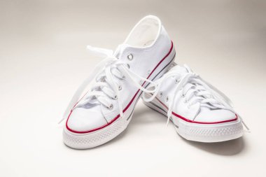 Beyaz arka planda beyaz spor ayakkabılar