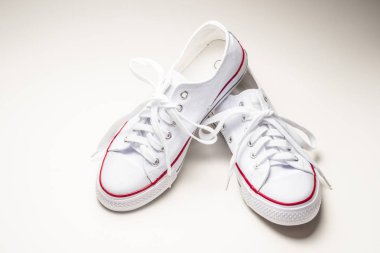 Beyaz arka planda beyaz spor ayakkabılar