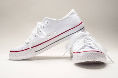 Beyaz arka planda beyaz spor ayakkabılar