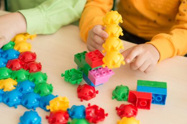 Bulmaca, eğitim kavramı ile oynayan çocuklar