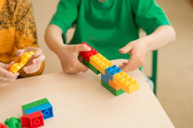 Bulmaca, eğitim kavramı ile oynayan çocuklar