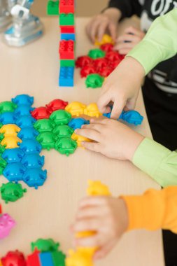 Bulmaca, eğitim kavramı ile oynayan çocuklar