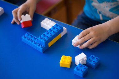 blok ile eğitim kavramı oynayan çocuklar