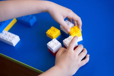 blok ile eğitim kavramı oynayan çocuklar