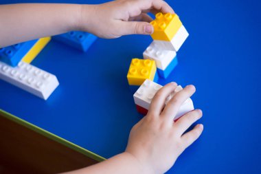 blok ile eğitim kavramı oynayan çocuklar