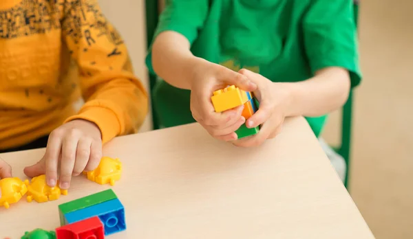 Дети играют с головоломками, концепция образования — стоковое фото