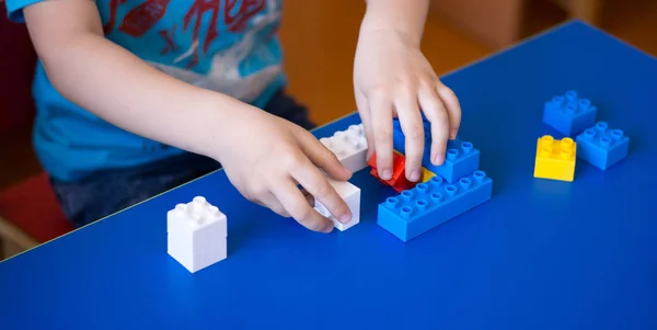 Дети играют с блоком, концепция образования — стоковое фото