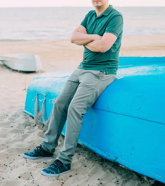 Yaz sahilde duran sağlam orta yaşlı adam portresi