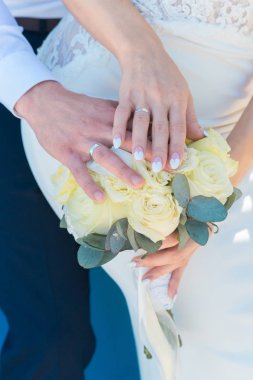 Buket çiçek yaz sahilde olan kadın.