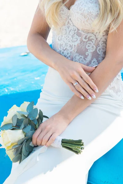 Young Woman Bouquet Flowers Summer Beach — Stock Photo, Image