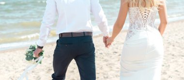 güzel çift damat ve gelin sahilde