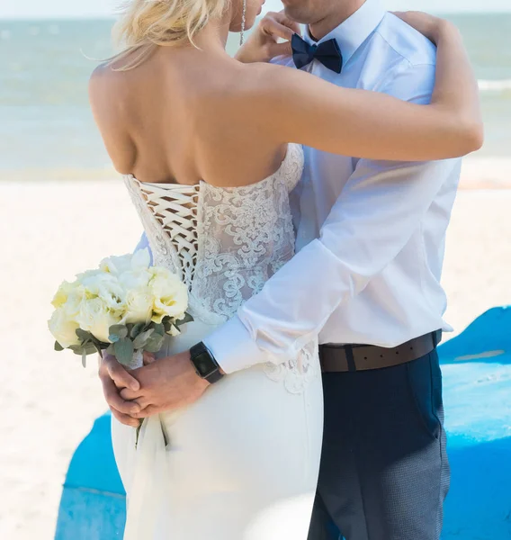 Novia Novio Atardecer Una Hermosa Playa Pareja Casada Romántica —  Fotos de Stock
